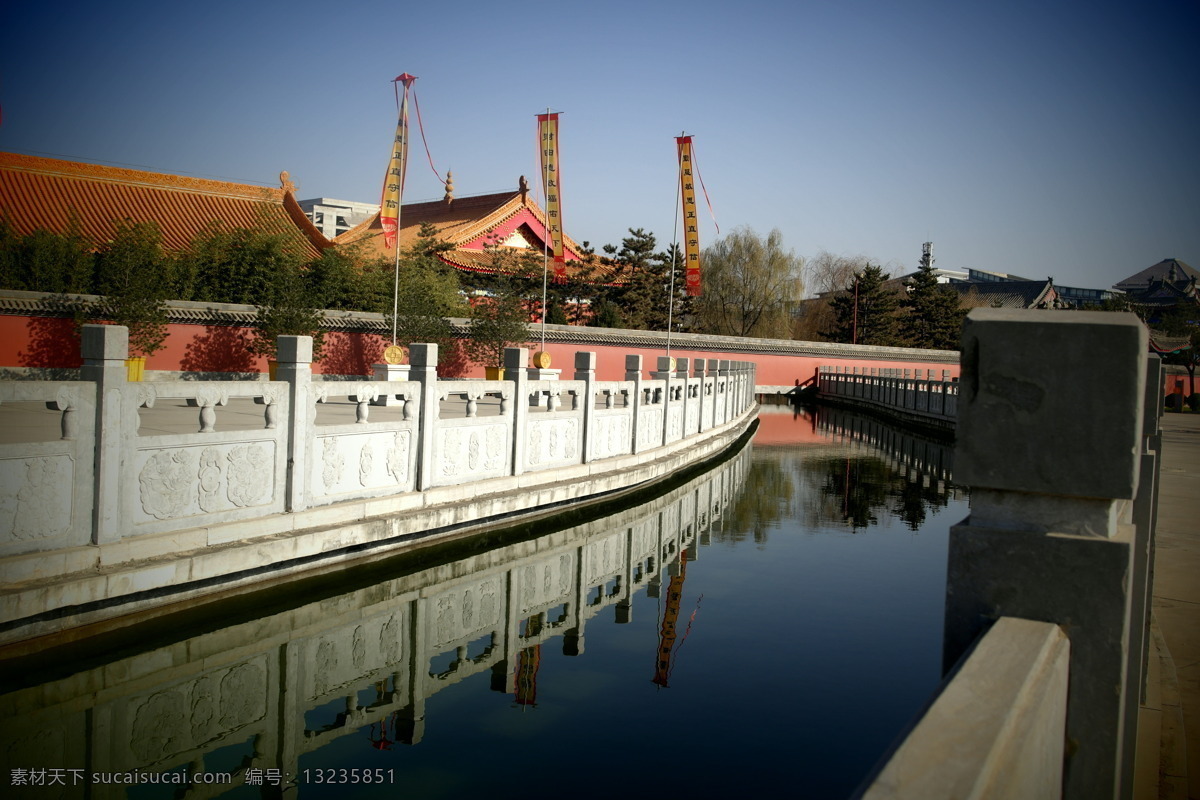护城河 池水 护栏 天空 蓝天 建筑 建筑景观 自然景观