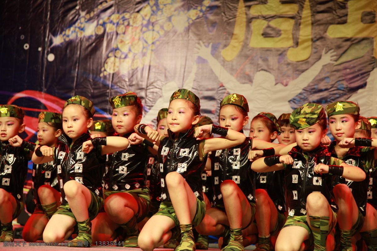 汇报演出 儿童 演出 表演 跳舞 周年 幼儿园 培训班 儿童幼儿 人物图库