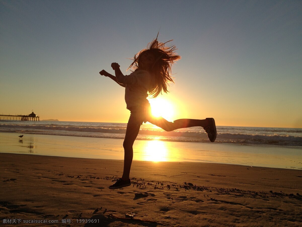 开心的女孩 夕阳 女孩 跳跃 沙滩 大海 天空 各色人物 人物图库 女性女人