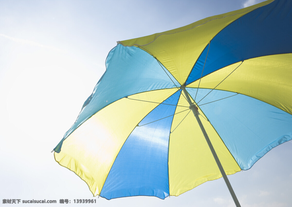 遮阳伞 多彩夏天 太阳伞 蓝天白云 夏日 夏季 摄影图 高清图片 其他风光 风景图片