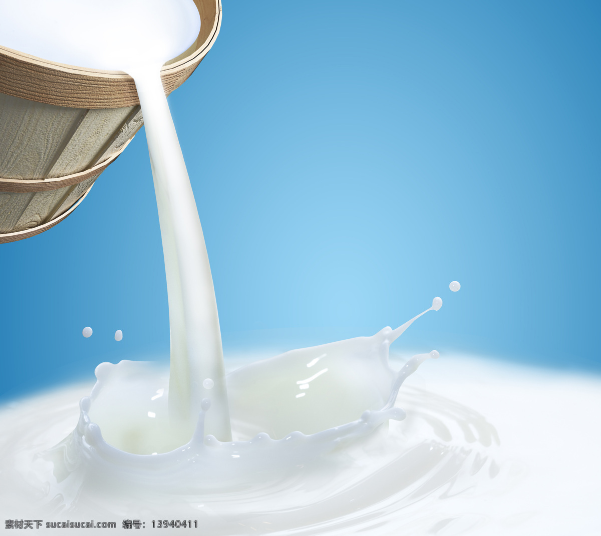 牛奶 广告 倒牛奶 牛奶桶 容器 动感牛奶 动感液体 乳白色液体 动感 奶滴 飞溅 涟漪 蓝色背景 饮品 饮料 餐饮美食 牛奶广告素材 酒类图片