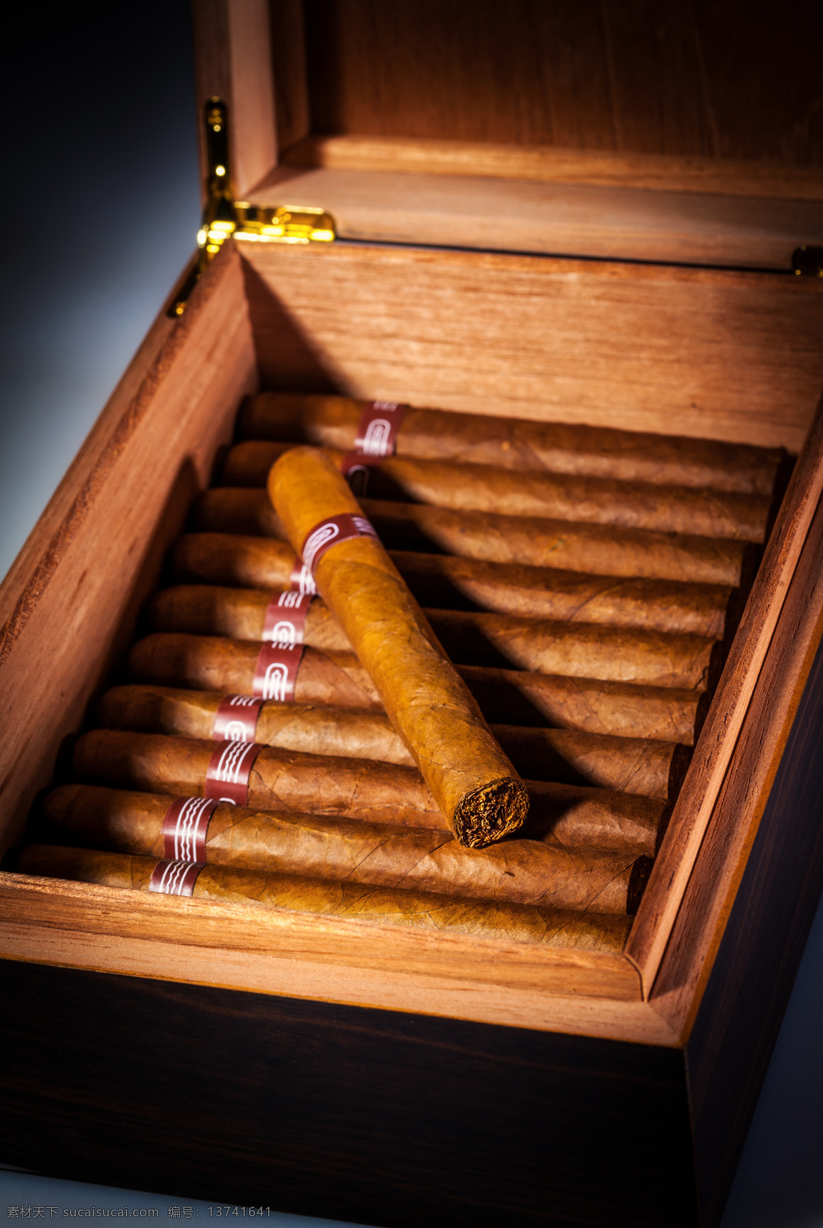 木 盒子 里 雪茄 香烟 高档雪茄 雪茄摄影 木盒子 其他类别 生活百科
