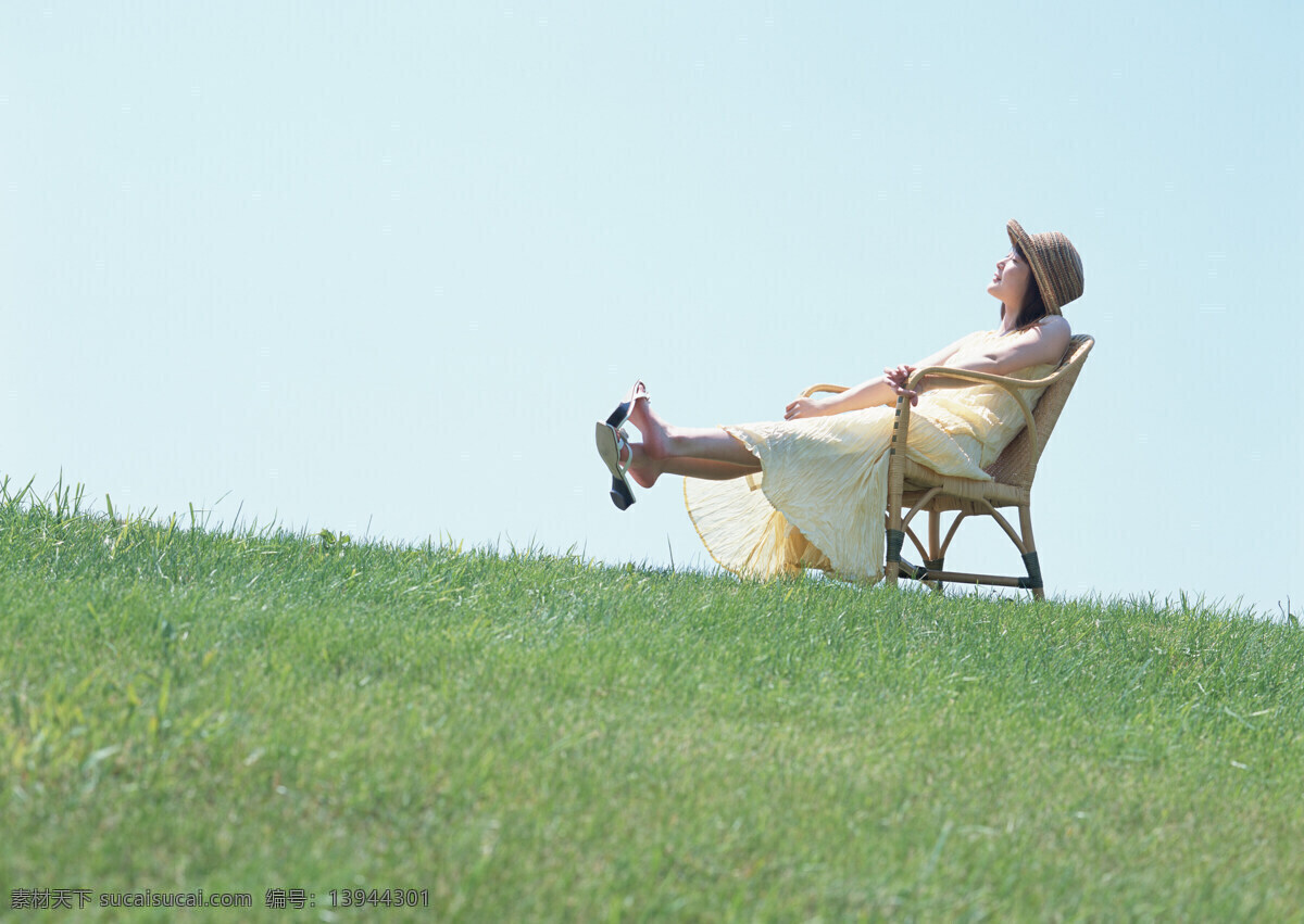 坐在 草地 上 休闲椅 美女图片 假日 休闲 干净 明媚 户外 旅行 人物 女性 美女 唯美 草帽 人物图片