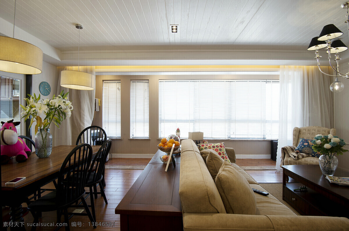 简约 深色 调 客厅 木质 餐桌 效果图 白色吊顶 白色射灯 木质茶几 木地板 落地窗