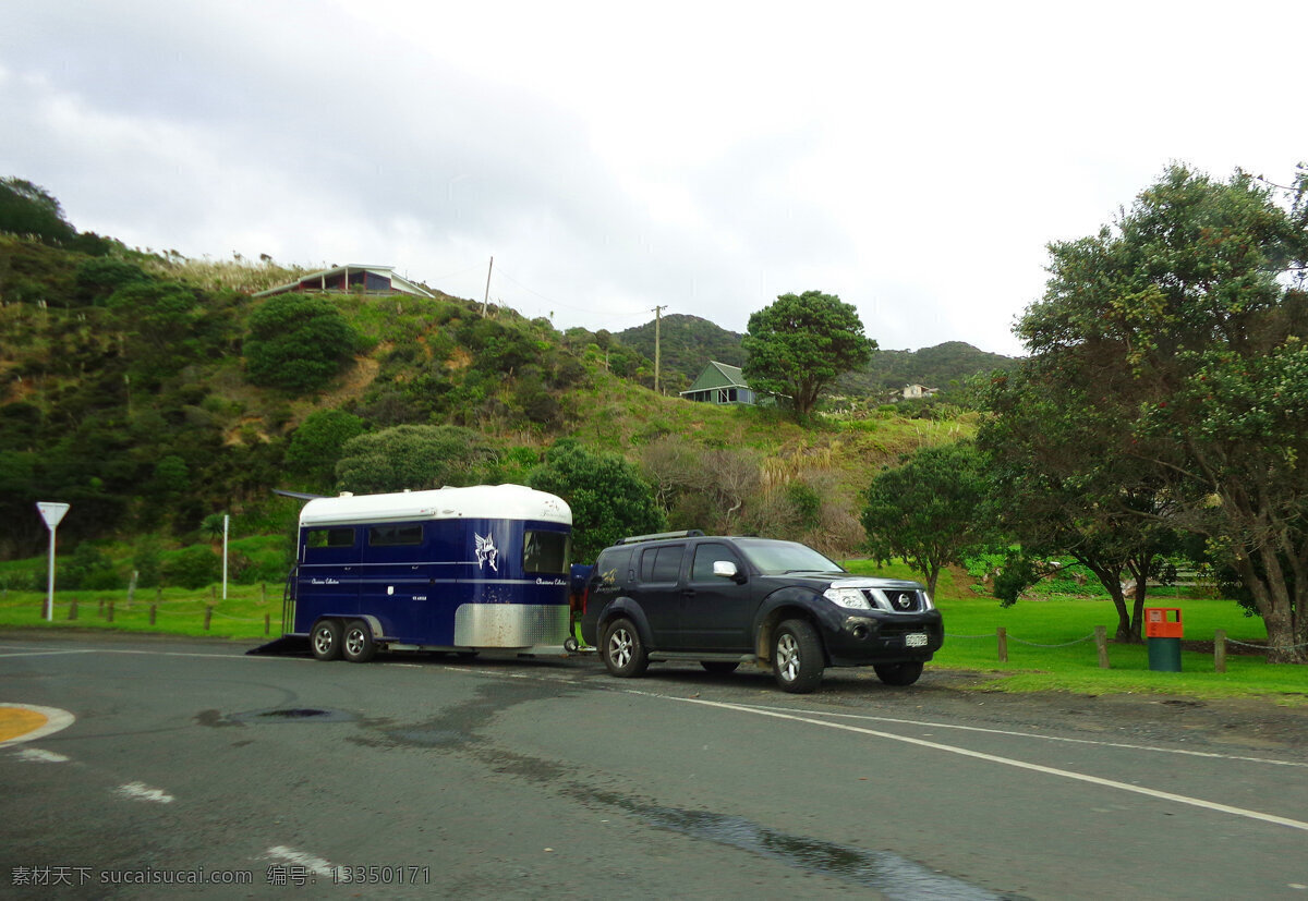 新西兰风景 天空 阴云 山坡 绿树丛 草地 建筑 别墅 公路 车辆 新西兰风光 旅游摄影 国外旅游