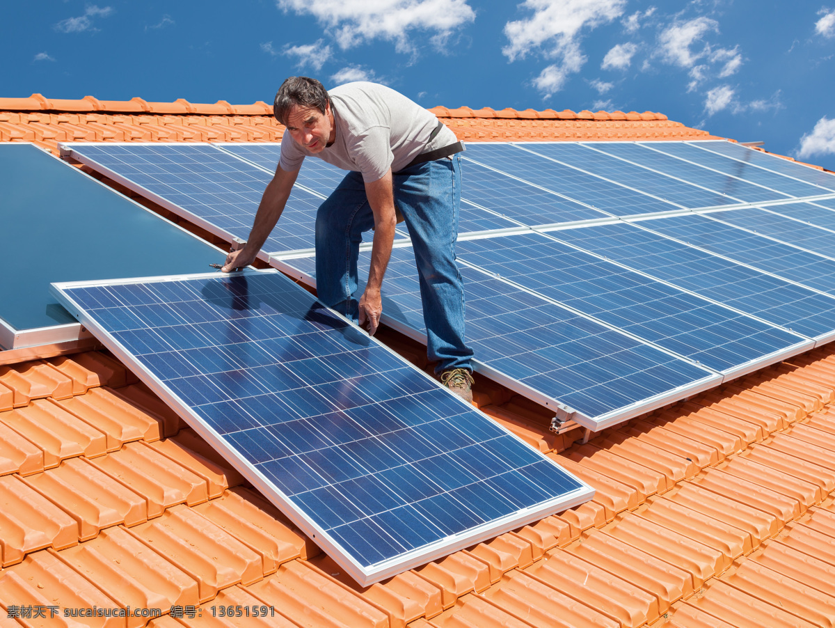 屋顶 安装 电池板 工人 太阳能 房顶 节能环保 生态环保 绿色环保 环保能源 太阳能发电 其他类别 生活百科