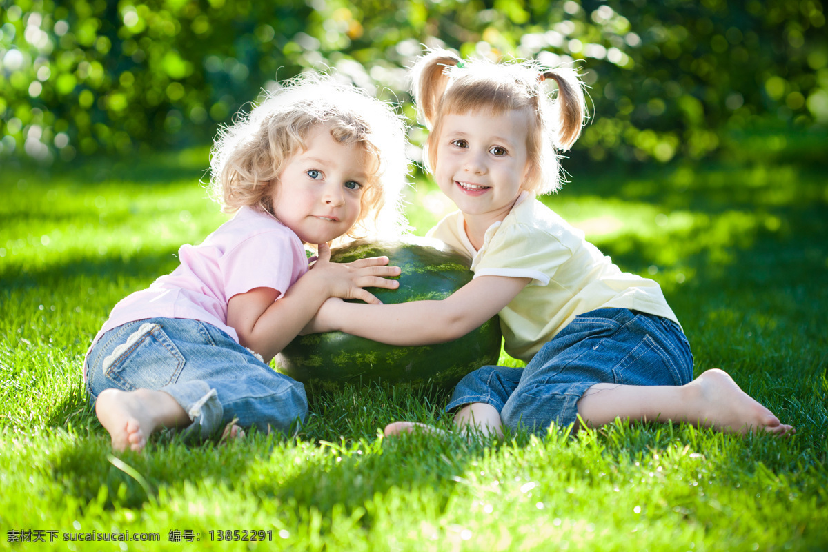 抱 大 西瓜 小伙伴 朋友 儿童幼儿 草坪 大西瓜 儿童图片 人物图片