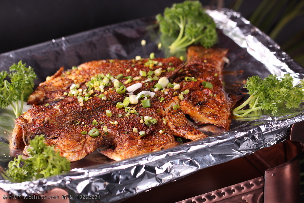 锡纸焗鲈鱼 锡纸 焗 鲈鱼 火锅 烤鱼 鱼肉 传统美食 餐饮美食