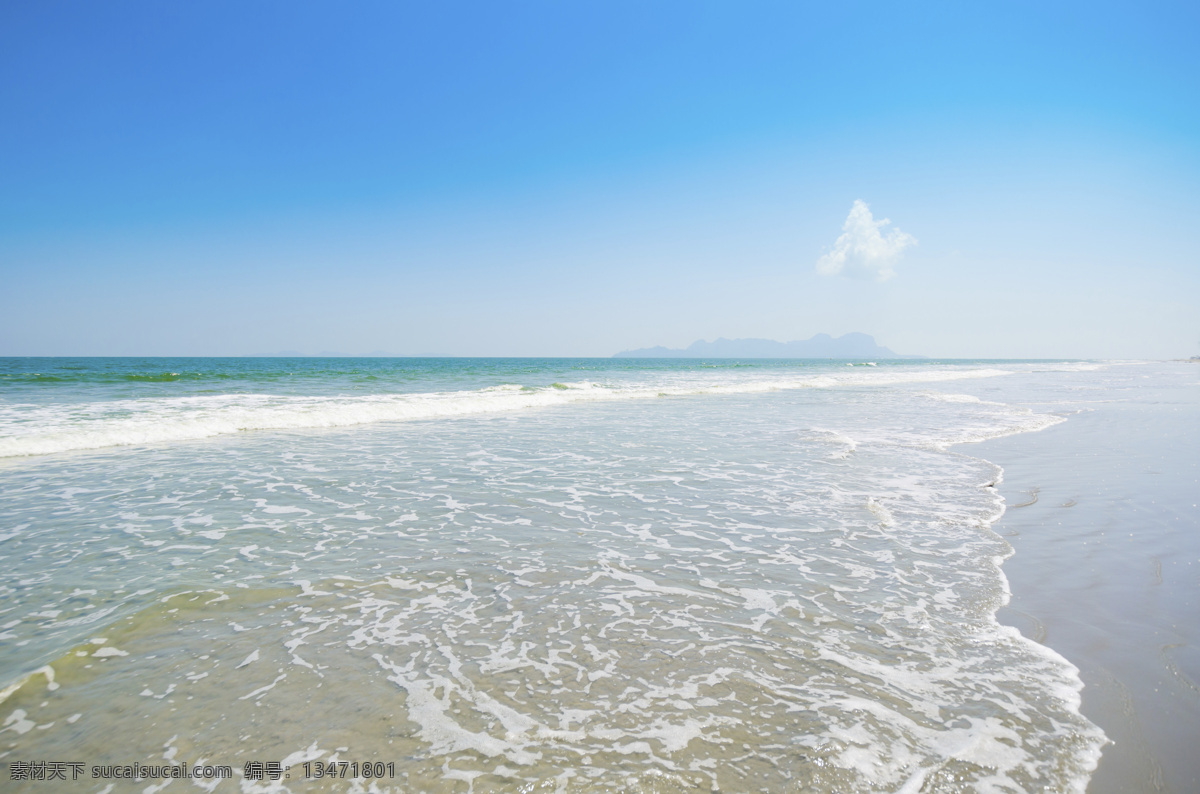 冲向 岸边 沙滩 海浪 大海 海水 浪花 蓝天 白云 大海图片 风景图片