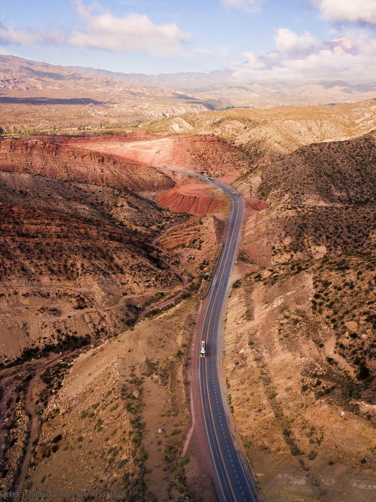 沙漠公路图片 沙漠 公路 旅游 航拍 黄色 土黄色 无人区 旅游摄影 国外旅游
