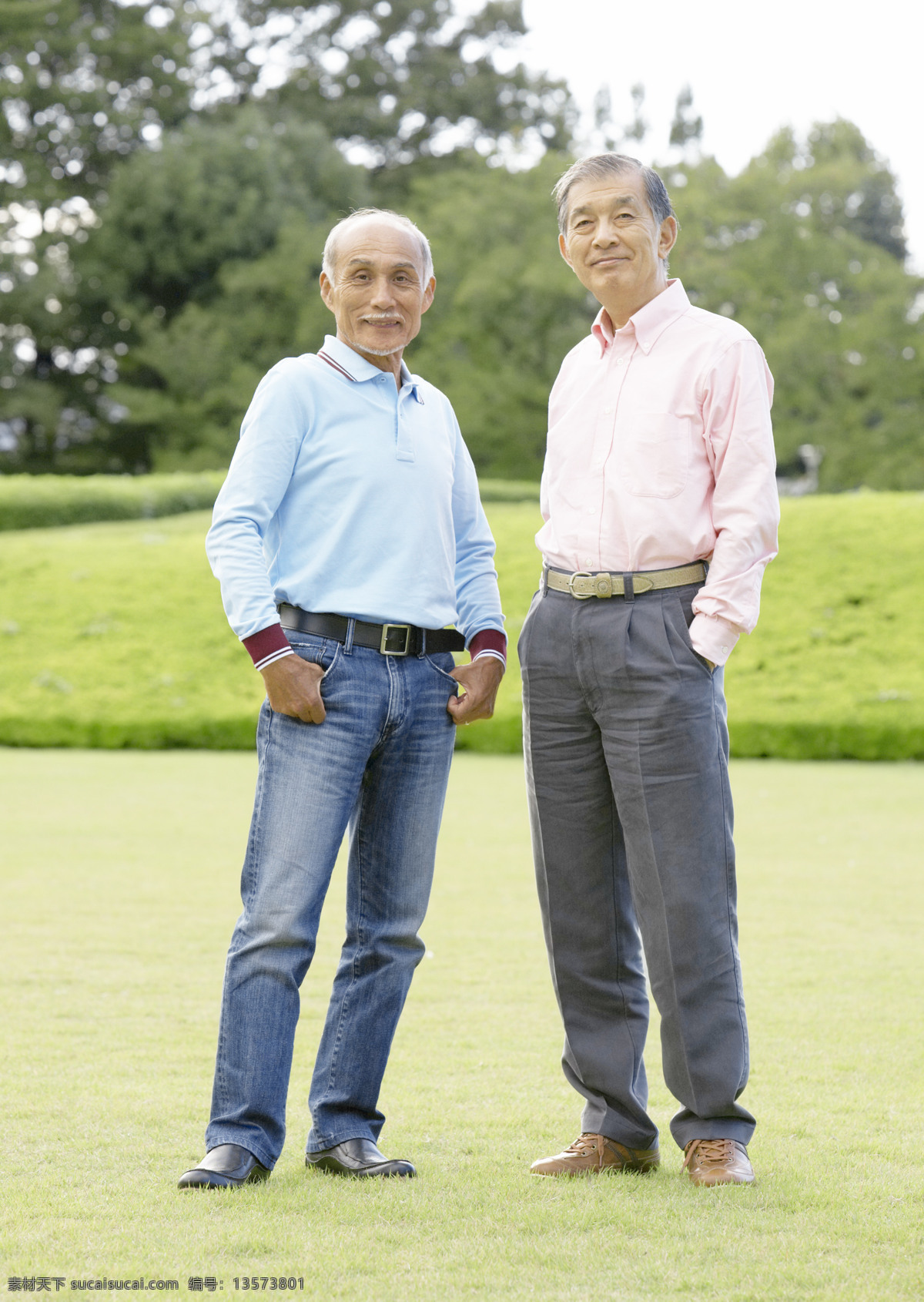 夫妻 和谐 家庭 开心 老年人 老人 绿地 平安 阳光 树 家庭成员 小孩 喜悦 幸福 幸福家庭 照相 相机 日常生活 人物图库 psd源文件