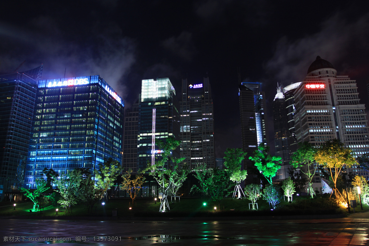 夜晚 大楼 灯光 建筑 建筑摄影 建筑园林 景观灯 绿树 外滩 夜晚的大楼 夜景 雨夜 云 家居装饰素材 灯饰素材