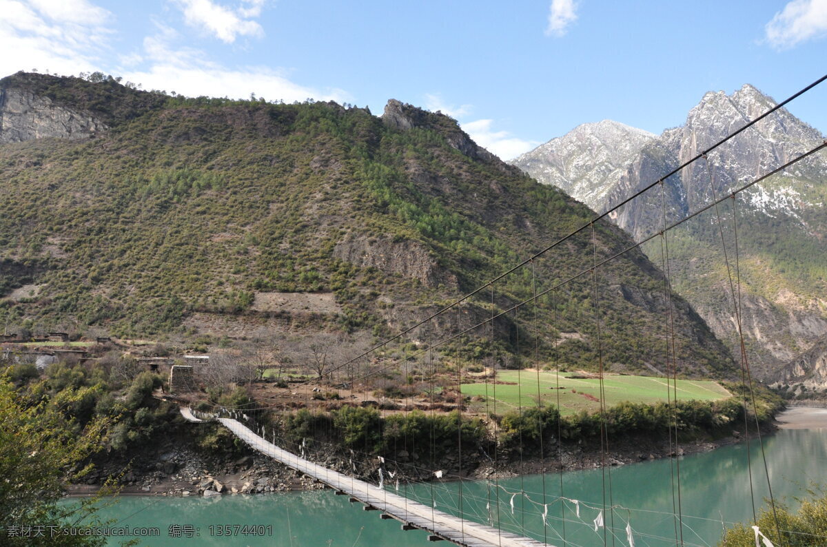 云南怒江州 迪麻洛 雪山 丙中洛 吊桥 铁索 山峰 水面 蓝天 白云 树木 自然风景 自然景观
