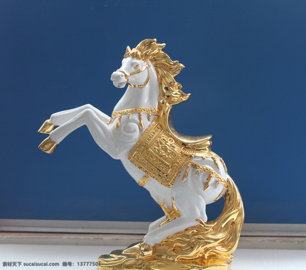 白色雕刻马 金色 白色 马 奔腾 起跳 马鞍 雕刻 艺术 传统文化 文化艺术