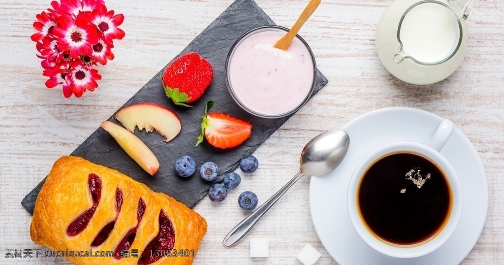 早餐图片 早餐 牛奶 面包 咖啡 鲜花 草莓 蓝莓 餐饮美食 传统美食
