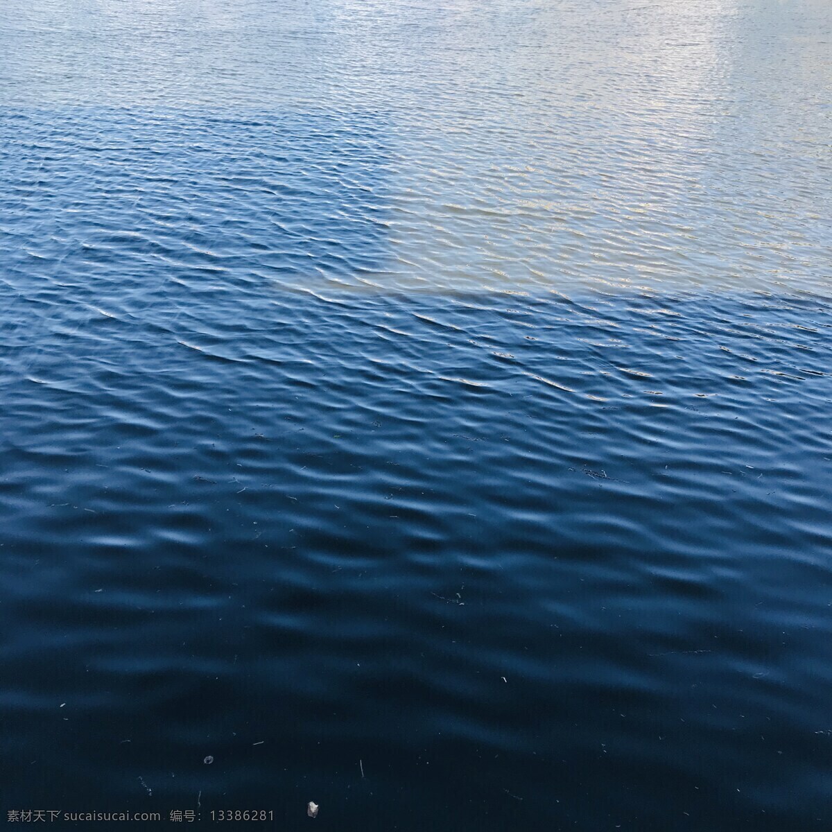 平静的湖水 湖水 水 蓝色 波浪 阳光 自然景观 自然风景