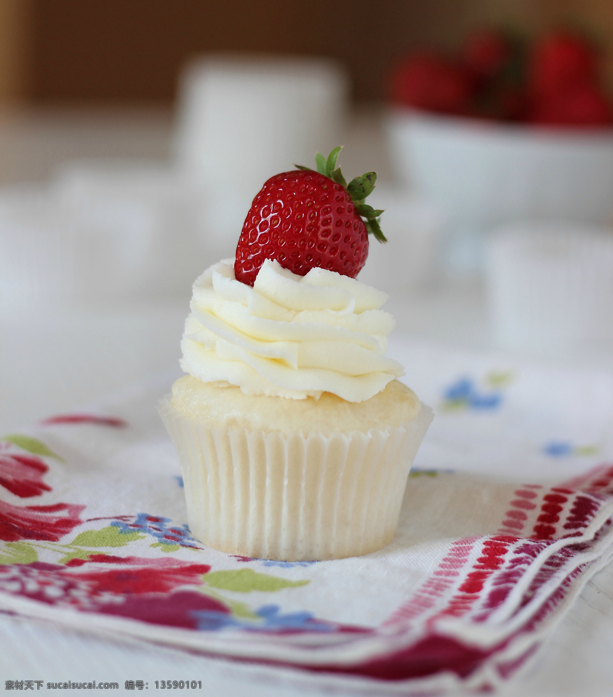 奶油草莓蛋糕 奶油 草莓 纸杯蛋糕 西餐美食 餐饮美食