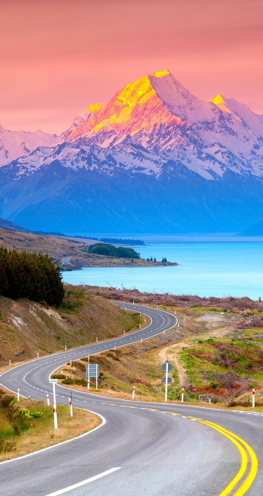弯道 道路 弯曲 标识 湛蓝 天空 远处 大山 黄色 火山 素材天下 自然景观 自然风景