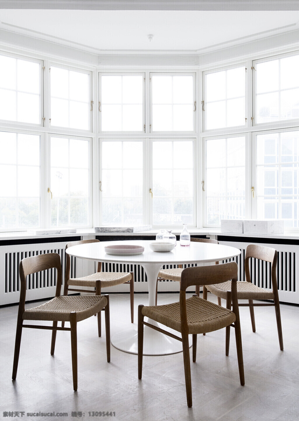北欧 时尚 客厅 白色 圆桌 室内 效果图 室内装修 客厅装修 瓷砖地板 圆形桌子 褐色椅子