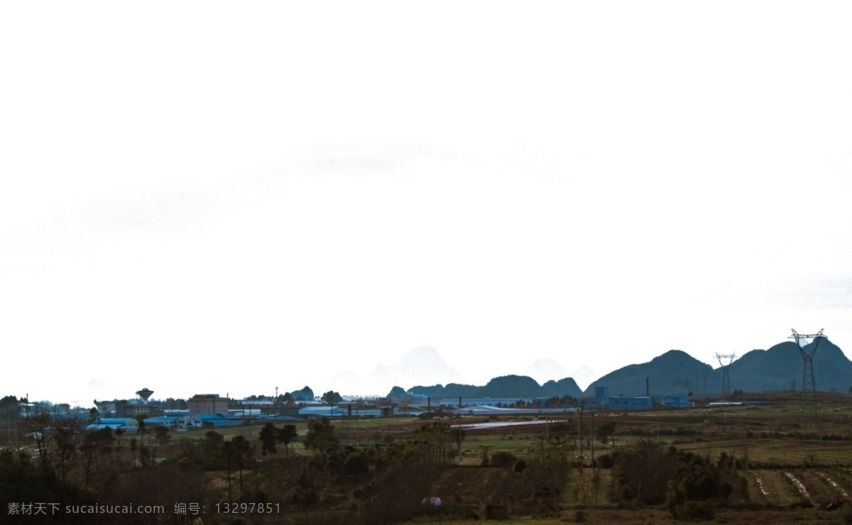 冬季 大山 树木 村庄 枯萎 瓦房 田地 树林 景色优美 景物 建筑 植物 自然风光