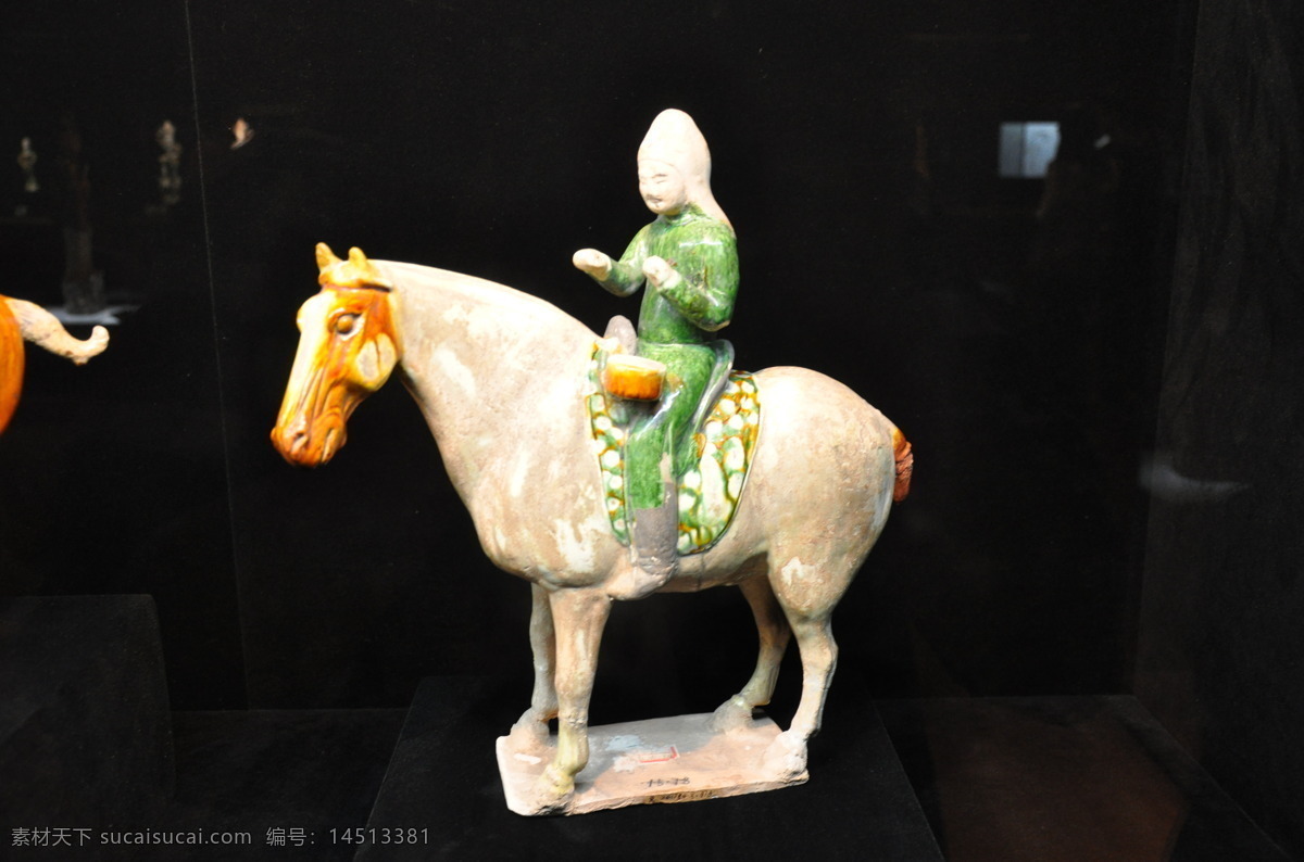 骑马使俑 唐三彩 陶瓷 俑 兵马 西汉 马王堆 祭祀 古董 传统文化 历史 经典 博物馆 文化艺术