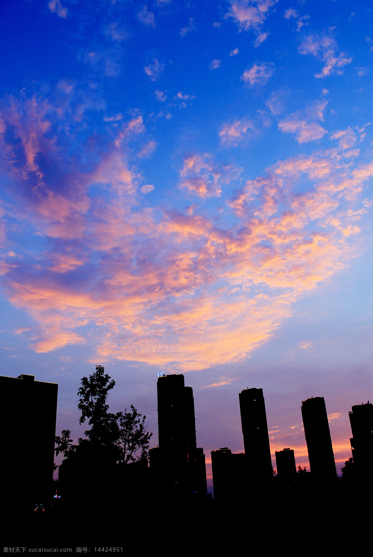 彩霞 公园 剪影 建筑 蓝天 清新 天空 晚霞 天空晚霞 夕阳 自然风景 自然景观