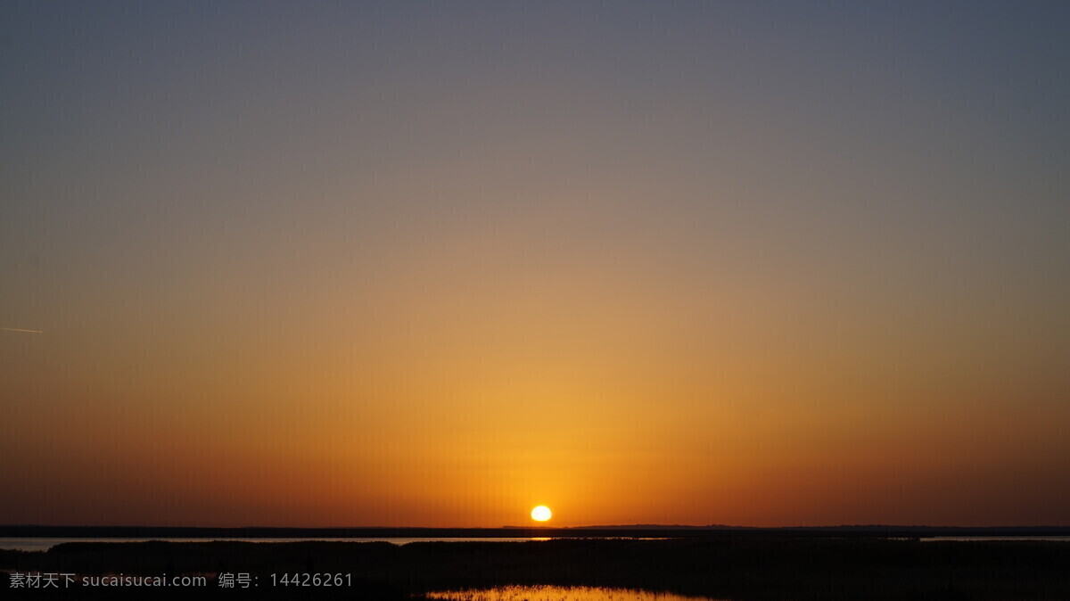 内蒙古居延海 内蒙古 居延海 居延海风光 居延海风景 额济纳居延海 夕阳 落日 太阳下岗 唯美的夕阳 夕阳美景 芦苇 水面 天空 阳光 湖泊 额济纳 额济纳旗 平静的湖面 美丽的居延海 水鸟 鸟儿 鸟 海鸥 居延海海鸥 天鹅湖 秋色 背景 山水 秋天 沙漠 绿洲 西部风景 高清 自然景观 风景名胜 灰色