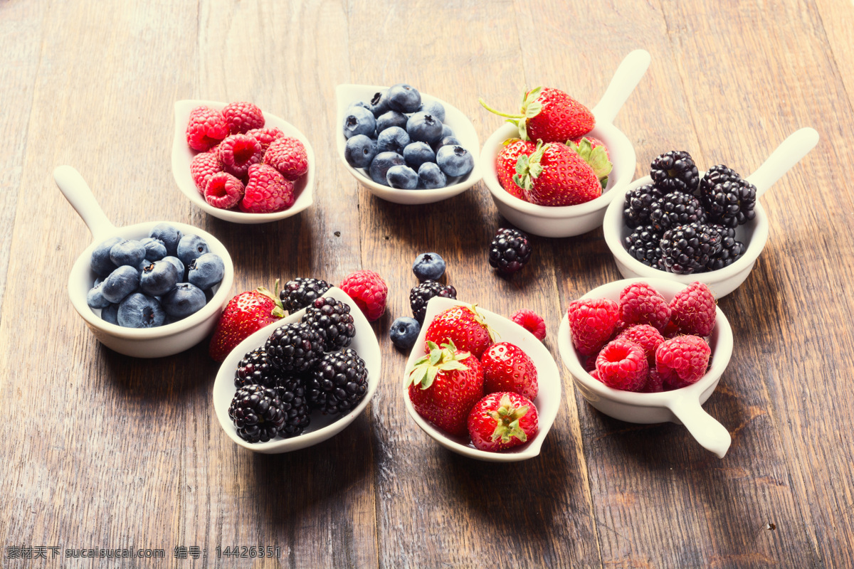 一小 碟 水果 草莓 蓝莓 树莓 调料 诱人美食 食物原料 食材原料 食物摄影 美食图片 餐饮美食