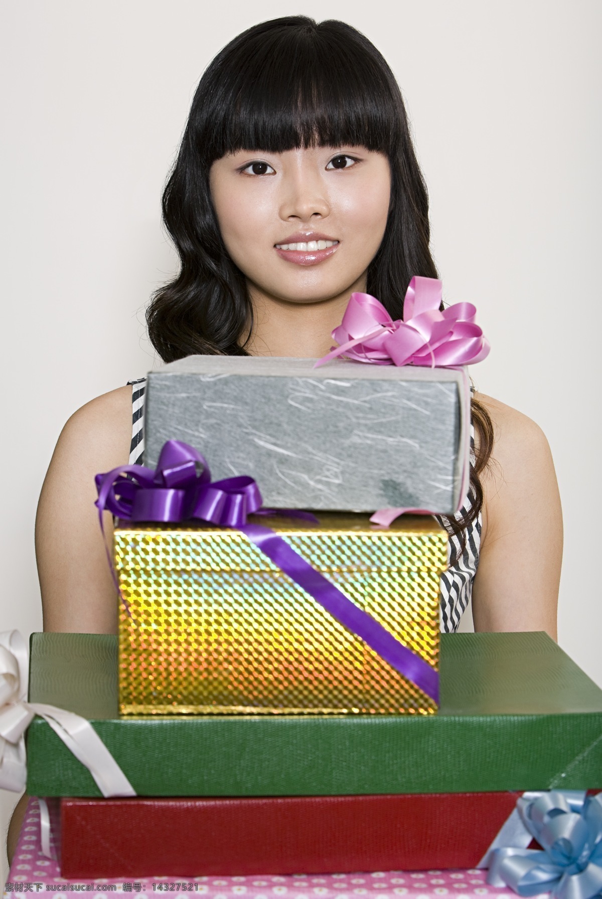 气质 女人 许多 礼品盒 美女 微笑 卷发 气质女人 礼物 许多礼品 拿着 商品 包装 高清图片 生活人物 人物图片