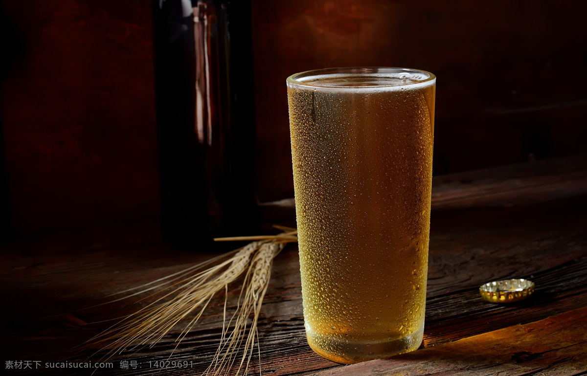 啤酒 麦穗 啤酒与麦穗 酒瓶 小麦 麦子 啤酒杯子 玻璃酒杯 酒水饮料 酒类图片 餐饮美食