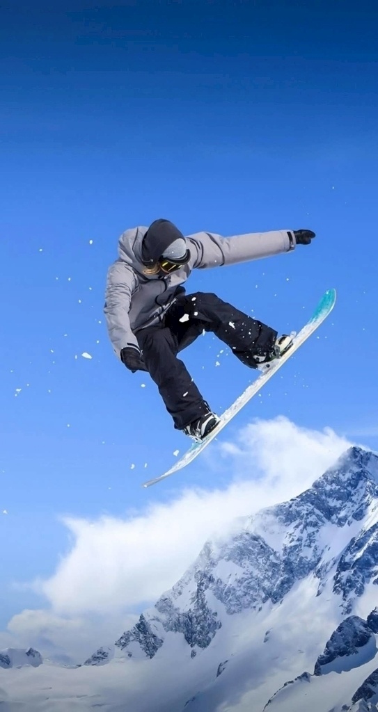 惊险的滑雪 蔚蓝的天空 积雪的山峰 寒冷的山峰 滑雪板 滑雪者 生活百科 娱乐休闲