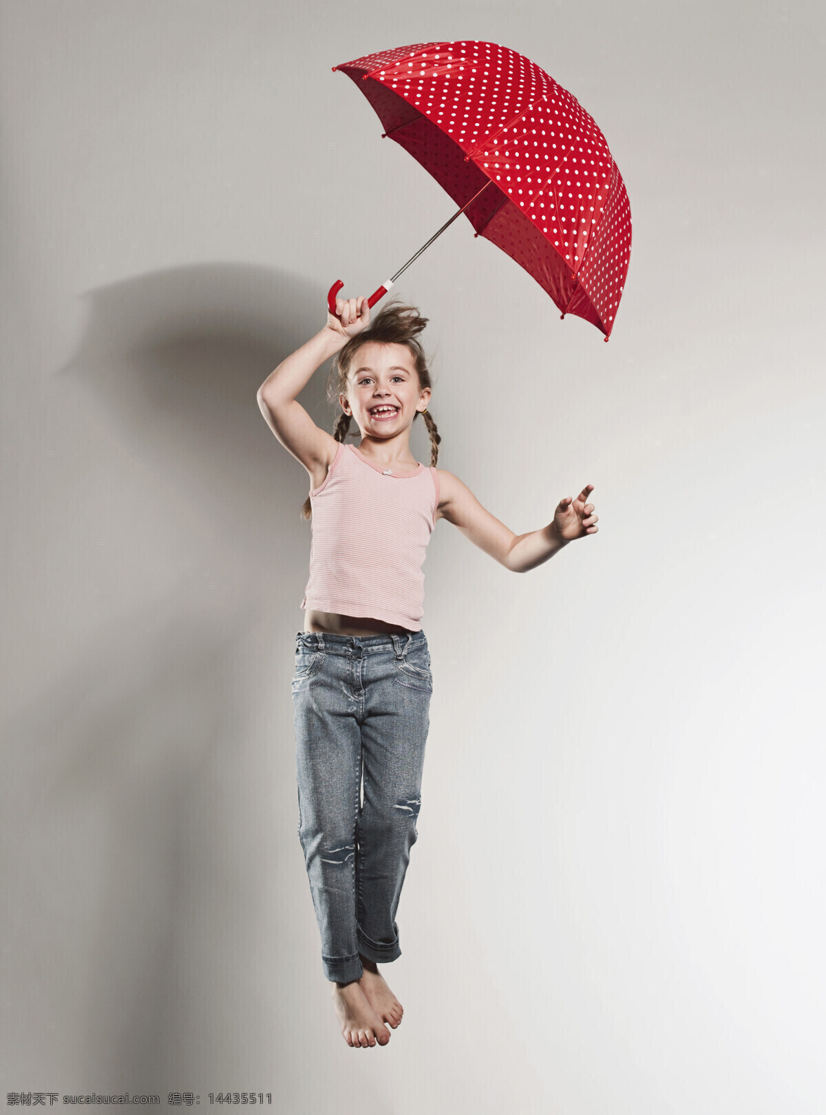 雨伞 跳跃 外国 小女孩 儿童 孩子 可爱 外国小女孩 辫子 微笑 高兴 天真活泼 腾空 摄影图 高清图片 儿童图片 人物图片