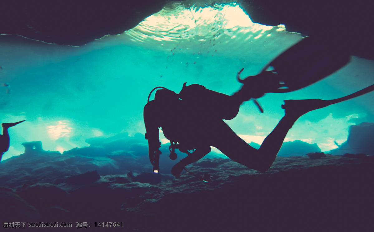 个人 海底 潜水 寻找东西 探寻 壁纸 高清 黑色