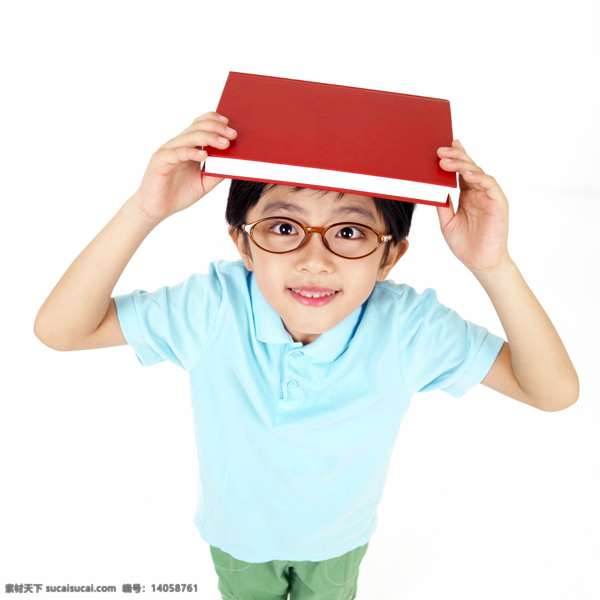 头顶 书本 小 男孩 男生 眼镜 蓝色 红色 t恤 可爱 可爱的小孩 儿童幼儿 人物图库