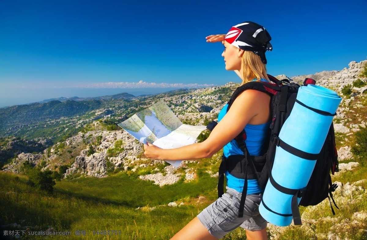 高山 上 看 地图 探险者 美女 外国美女 时尚美女 登山 登山运动员 登山包 石头 树 草地 蓝天 白云 美女图片 人物图片