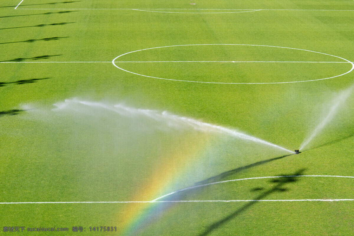 足球 场上 彩虹 喷水 浇水 足球场 绿茵场 草坪 体育场 体育运动 生活百科