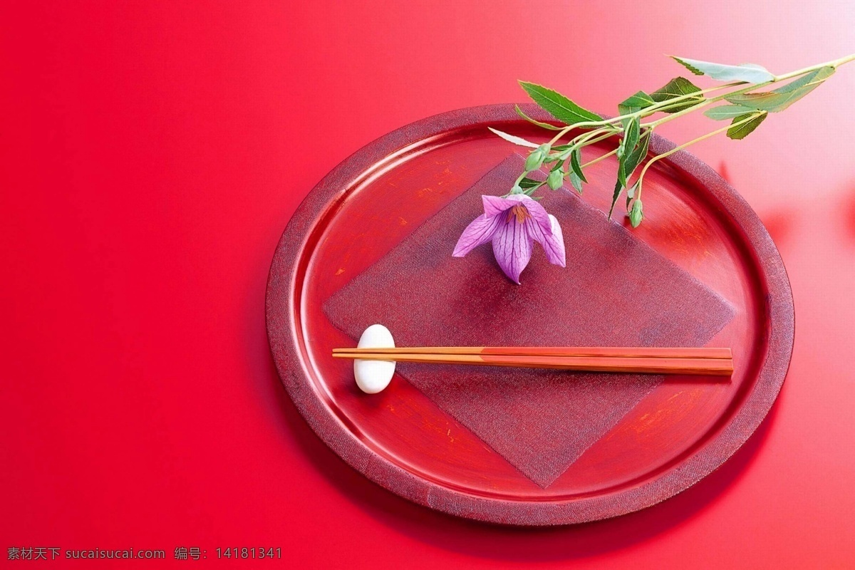 筷子红盘子 筷子 红盘子 鲜花 红色布块 红色背景 餐具厨具 餐饮美食